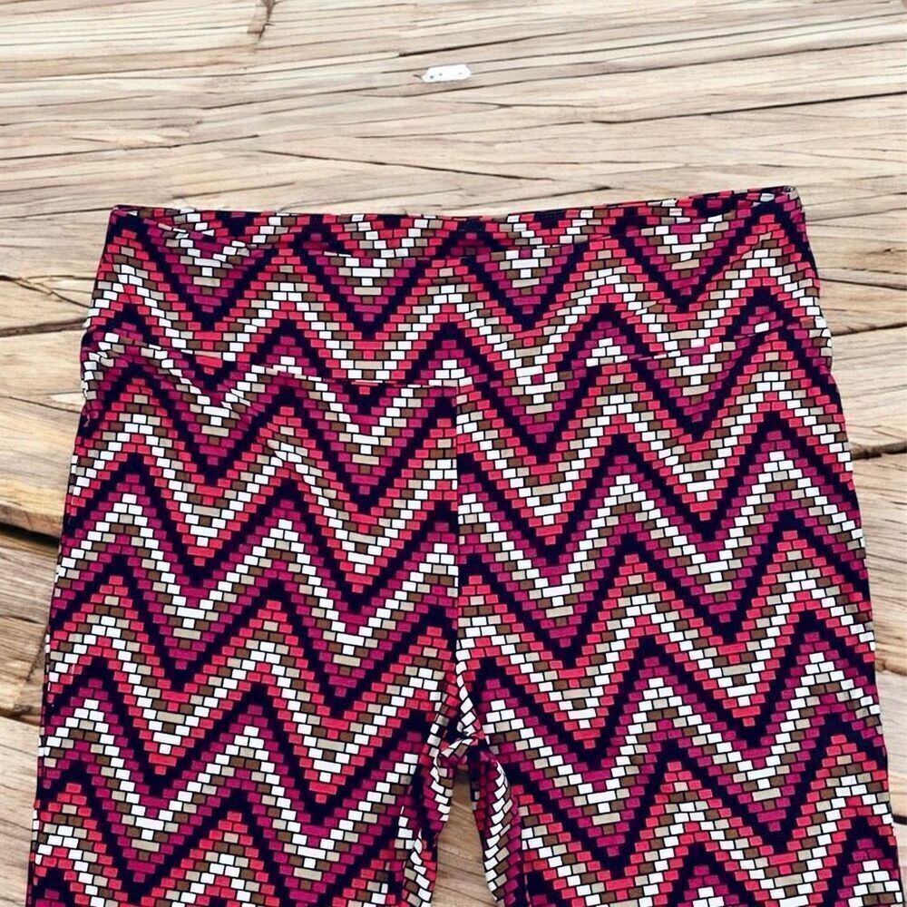 NWT No Boundaries S Red Black Chevron High Rise Pull On Stretch Flare Pants - Picture 7 of 12
